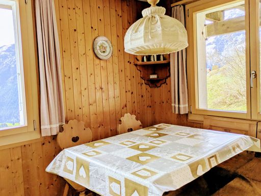 Hüttencharme in der Stubenecke mit Esstisch