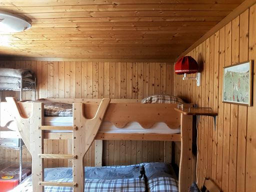 Kinderschlafzimmer mit Einzel- und Kajütenbett