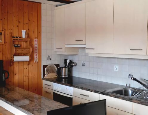 Unsere vollausgestattet Küche bietet: Kochherd mit Backofen, Kühlschrank mit Gefrierfach, Kaffeemaschine, etc. 