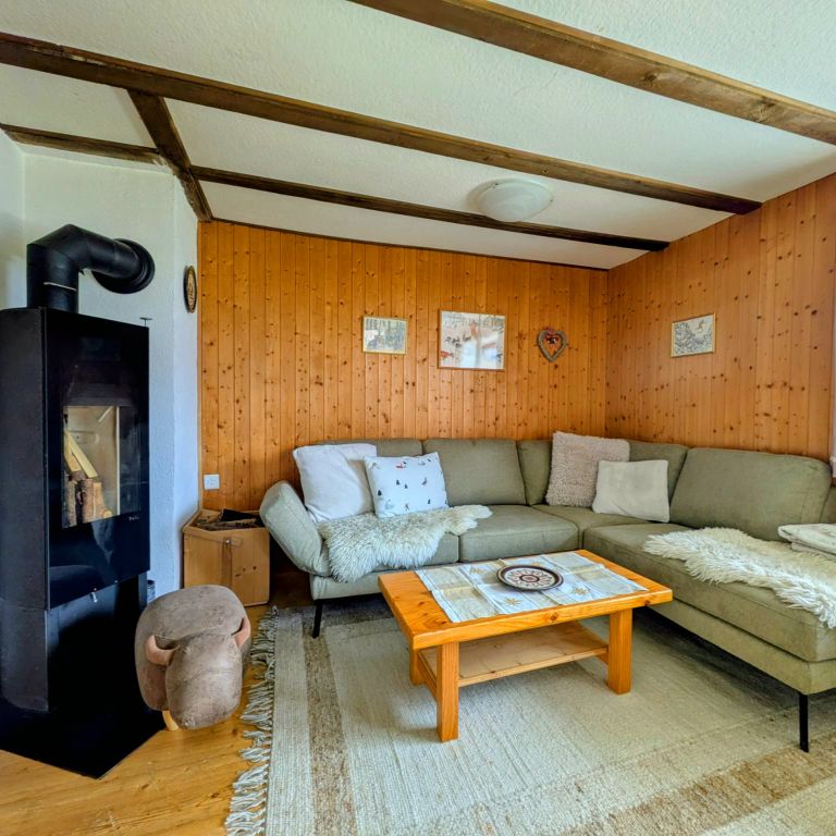 Gemütliche Ferienwohnung ‘Haus Moni’ in Oberurmein am Heinzenberg, Graubünden mit Terrasse und Bergblick – perfekt für Ski- und Wanderferien