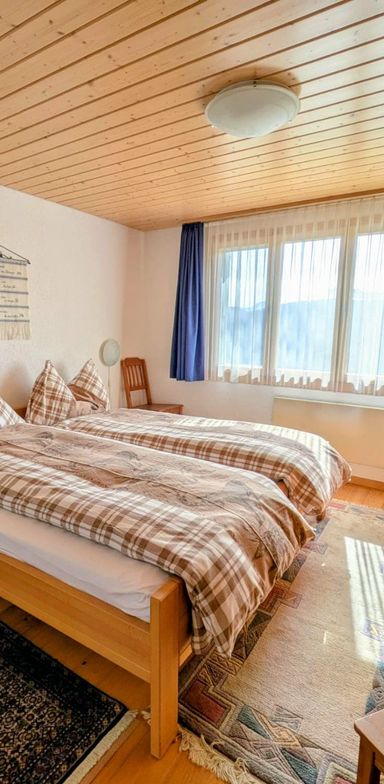 Gemütliches Chalet "Haus Moni" in Oberurmein am Heinzenberg, Graubünden. Ferienwohnung mit Balkon, Bergblick und sonniger Lage.