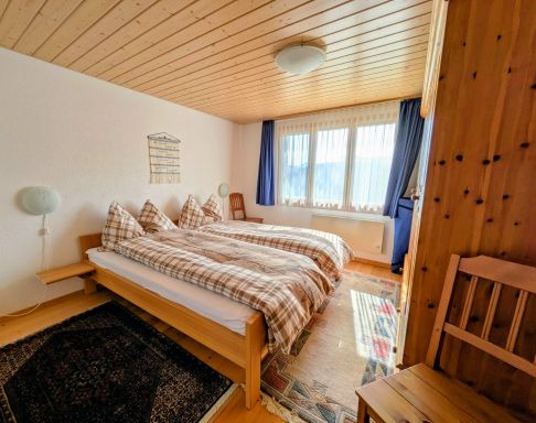 Schlafzimmer mit Doppelbett für zwei Personen