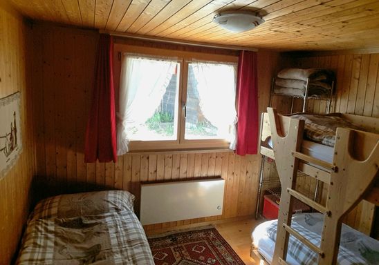 Kinderschlafzimmer mit Einzelbett und Kajütenbett (Etagenbett), ideal für Familien mit mehreren Kindern