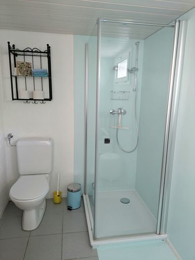Modernes Bad mit WC und Dusche.